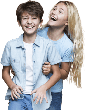 Um garoto branco, cabelo medio sorrindo abraçado por uma garota loira sorrindo